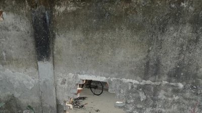 ১৫০ পরিবারের জীবন কাটছে বন্দিদশায়
