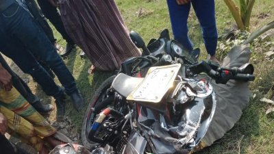 মোটরসাইকেল থেকে পড়ার পর চাপা দিয়ে গেলো ট্রাক