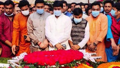বঙ্গবন্ধুর প্রতিকৃতিতে ছাত্রলীগের শ্রদ্ধা নিবেদন