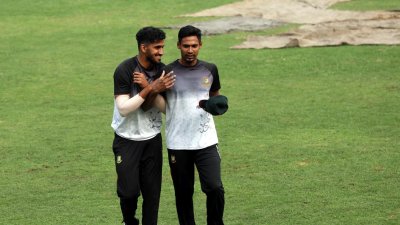 দুই পেসার খালেদ আহমেদ ও মোস্তাফিজুর রহমান
