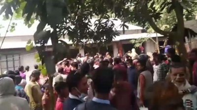 এরশাদকে আটকে রেখে পুলিশে খবর দেন এলাকাবাসী