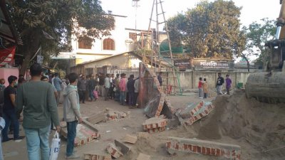 ধসে পড়া দেয়াল