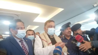 সাংবাদিকদের সঙ্গে কথা বলছেন স্বরাষ্ট্রমন্ত্রী