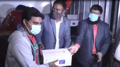 মঙ্গলবার রাতে জেলা সিভিল সার্জন ডা. মোহাম্মাদ ইমতিয়াজ তার কার্যালয়ে এই ভ্যাকসিন বুঝে নেন