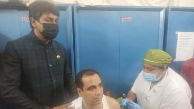 সাহস জোগালেন পলক, নাটোরের সব উপজেলায় টিকা দেওয়া শুরু