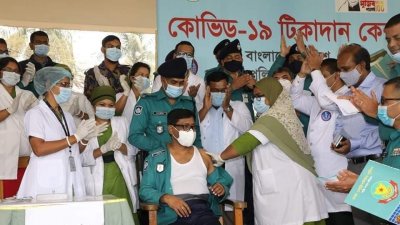 টিকা নিচ্ছেন ডিএমপি কমিশনার