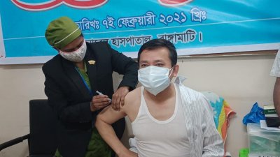 রাঙামাটিতে করোনার টিকা নিচ্ছেন বিপাশ খীসা