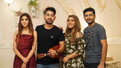 দুই মডেলের সঙ্গে তানজীব ও পূজা