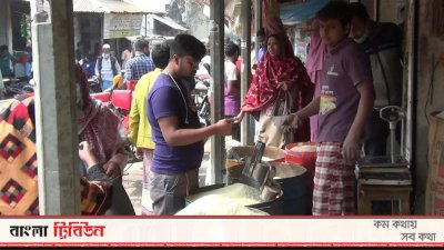 হিলিতে দোকানে চাল কিনছেন ক্রেতারা