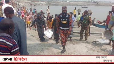 লাশ উদ্ধার করেছেন ফায়ার সার্ভিসের কর্মীরা