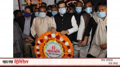 প্রথম প্রহরে যশোর কেন্দ্রীয় শহীদ মিনারে শ্রদ্ধার্ঘ্য অর্পণ করছেন কাজী নাবিল আহমেদ এমপি।