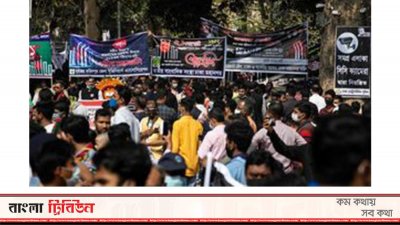 শহীদ বেদিতে ফুল দিতে যাওয়ার সময় মানা হচ্ছে না স্বাস্থ্যবিধি