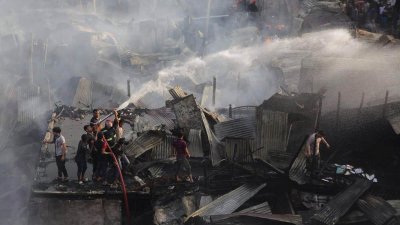আগুনে পুড়ে গেছে দুইশ’ ঘর