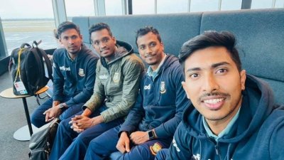 কোয়ারেন্টিন শেষ করে সতীর্থদের সঙ্গে সৌম্য।