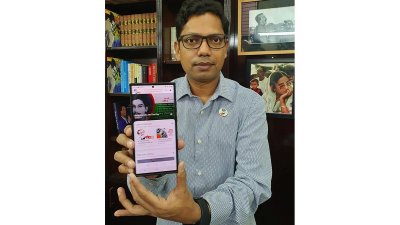 মোবাইলে ‘মুজিব ১০০’ অ্যাপটি তুলে ধরেছেন প্রতিমন্ত্রী জুনাইদ আহমেদ পলক