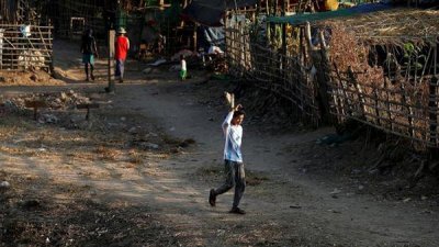 থাই সীমান্তে ছুটছেন মিয়ানমারের নাগরিকেরা