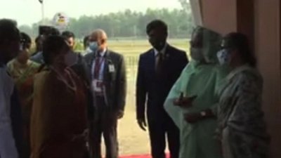 নেপালের প্রেসিডেন্ট বিদ্যা দেবী ভান্ডারিকে স্বাগত জানান রাষ্ট্রপতি মো. আবদুল হামিদ এবং প্রধানমন্ত্রী শেখ হাসিনা।