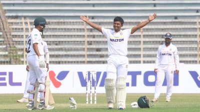 শাহাদাত হোসেনের সেঞ্চুরি উদযাপন