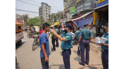 মাস্ক পরতে অনীহা, তৃতীয় দিনের মতো রাস্তায় পুলিশ
