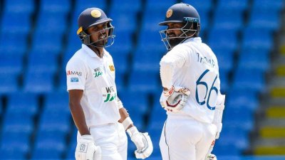 লাহিরু থিরিমান্নে ও ওশাডা ফার্নান্ডোর অসাধারণ ব্যাটিংয়ে ঘুরে দাঁড়িয়েছে শ্রীলঙ্কা।