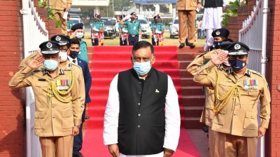 শ্রদ্ধা জানাচ্ছেন স্বরাষ্ট্রমন্ত্রী