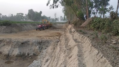 ভেকু দিয়ে নির্বিচারে মাটি কাটা হচ্ছে