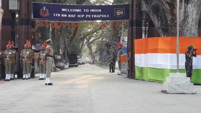 শূন্যরেখায় দাঁড়িয়ে দেখা ভারত-বাংলাদেশ