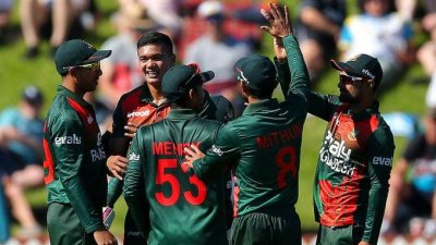 বৃষ্টির পর মেহেদীর শিকার চ্যাপম্যান