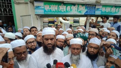 সাংবাদিকদের সঙ্গে কথা বলছেন মাওলানা মামুনুল হক