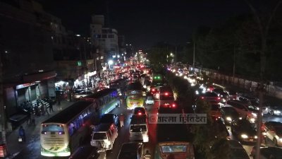 ঢাকা ছাড়ছে মানুষ, রাস্তায় স্থবির হাজার হাজার গাড়ি