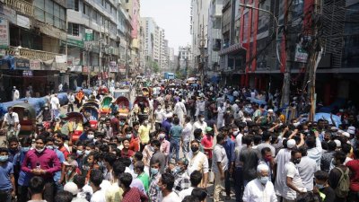 মার্কেট খুলে দেওয়ার দাবিতে আজও বিক্ষোভ করছেন নিউ মার্কেটের ব্যবসায়ীরা