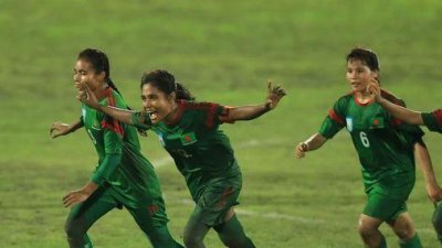মাঝে কৃষ্ণা, সবার পেছনে মনিকা- ফাইল ছবি।
