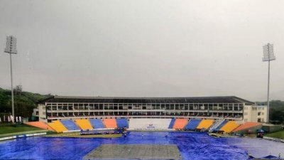 বৃষ্টিতে হতে পারেনি শেষ সেশনের খেলা।