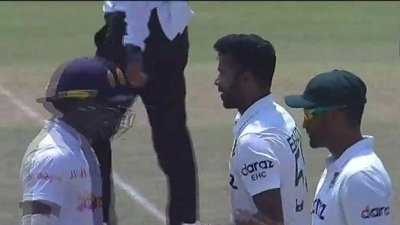 তাসকিনের পর উইকেট তুলে নিয়েছেন এবাদত।