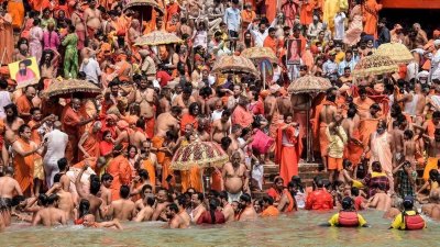 করোনা সুনামির মধ্যেই ভারতে কুম্ভমেলার শাহী স্নানে ২৫ হাজার মানুষ!