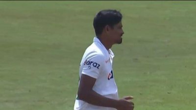 সকালেই সাফল্য পেয়েছেন তাইজুল।