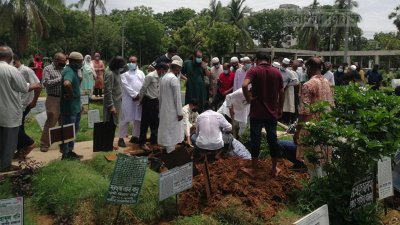 আজিমপুর কবরস্থানে চিরনিদ্রায় শায়িত হয়েছেন বাংলা একাডেমির মহাপরিচালক কবি হাবীবুল্লাহ সিরাজী