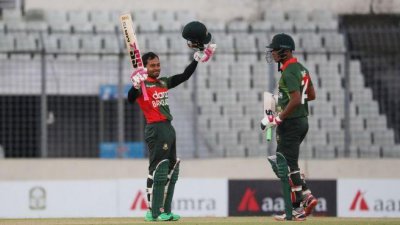 সেঞ্চুরির পর মুশফিকের উদযাপন।