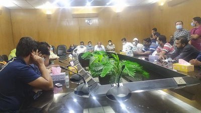 দুপুর ১২টা থেকে কর্মস্থলে পদায়নের দাবিতে উপাচার্যসহ প্রশাসনের শীর্ষ কর্তাব্যক্তিদের অবরুদ্ধ করেন নিয়োগপ্রাপ্তরা