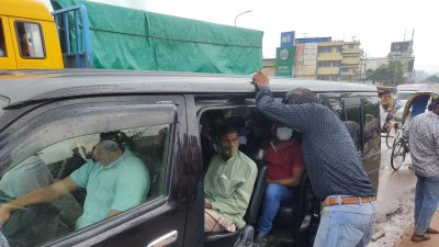 আমিন বাজার ব্রিজে গাড়ি