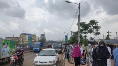ঢাকা ছাড়ছে মানুষ