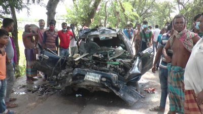 ট্রাকের সঙ্গে সংঘর্ষে প্রাইভেটকারটি দুমড়েমুচড়ে যায়
