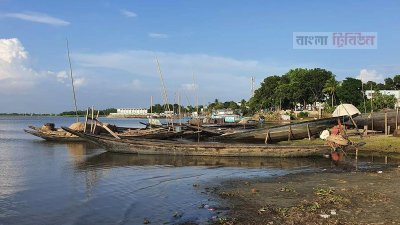 নদীতে পর্যাপ্ত পানি আসার অপেক্ষায় জেলেরা