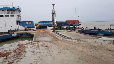 ফেরিতে উঠছে পণ্যবাহী যান, নেই যাত্রী