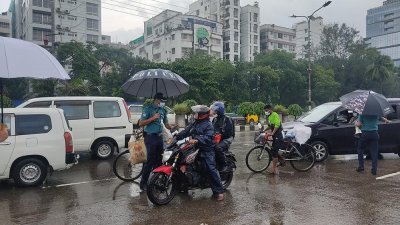চেকপোস্টে তল্লাশি করা হচ্ছে গাড়ি