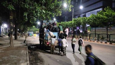 ট্রাক থামলেই গাট্টি-বোচকা দৌড়। ছবি: সালমান তারেক শাকিল