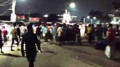 কারাগারের প্রধান ফটকের সামনে এ ঘটনা ঘটে