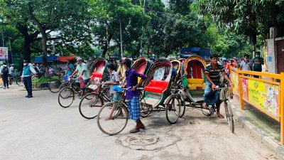 মোড়ে মোড়ে রিকশা ও ব্যক্তিগত গাড়ির জট