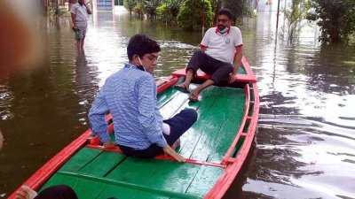 নৌকায় চড়ে অফিস যাচ্ছেন কুমিল্লা শিক্ষা বোর্ডের চেয়ারম্যান