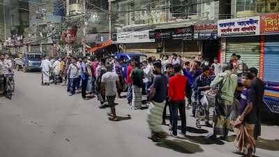 চলছে দরকষাকষি, কিছুক্ষণ পরে রওনা হবে পিকআপগুলো। ছবি: সালমান তারেক শাকিল